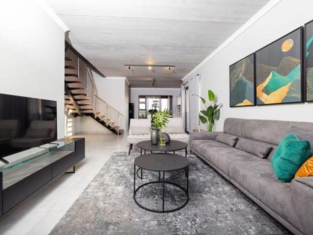 Townhouse for rent in Waterkloof, Gauteng