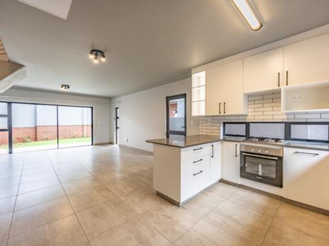 Townhouse for rent in Waterkloof, Gauteng