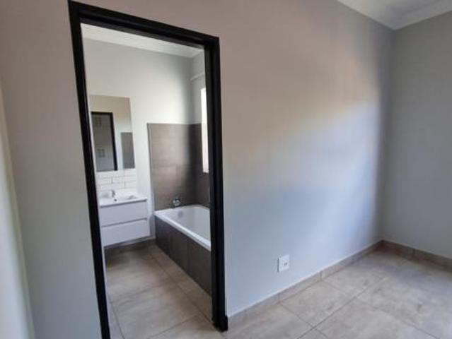Townhouse for rent in Waterkloof, Gauteng