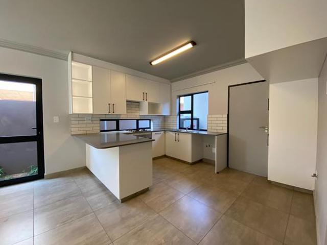 Townhouse for rent in Waterkloof, Gauteng
