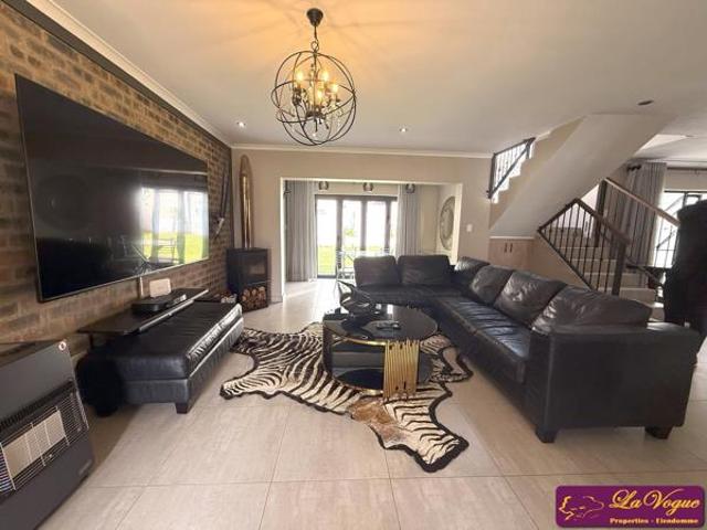 Townhouse for rent in Waterkloof, Gauteng