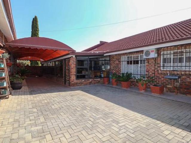 Townhouse for sale in Dr Kenneth Kaunda, North West