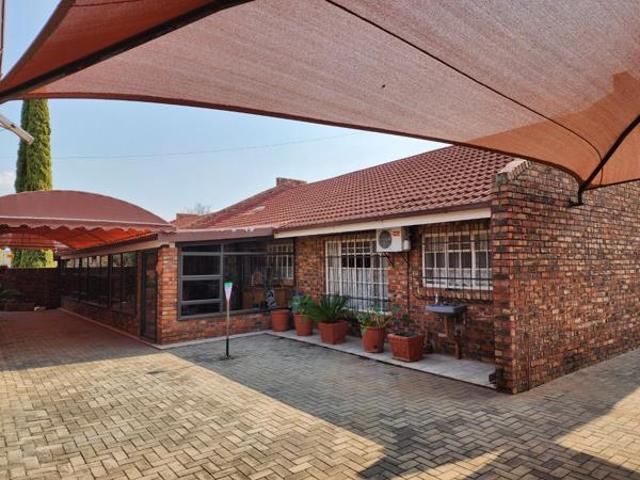 Townhouse for sale in Dr Kenneth Kaunda, North West