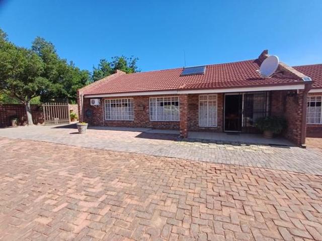 Townhouse for sale in Dr Kenneth Kaunda, North West