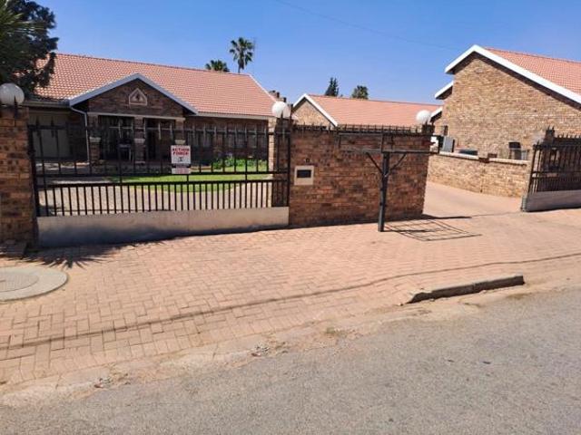 Townhouse for sale in Dr Kenneth Kaunda, North West