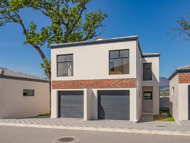 Townhouse for sale in Onverwacht, Western Cape