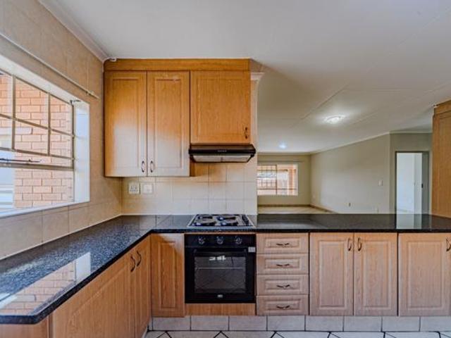 Townhouse for rent in Waterkloof, Gauteng