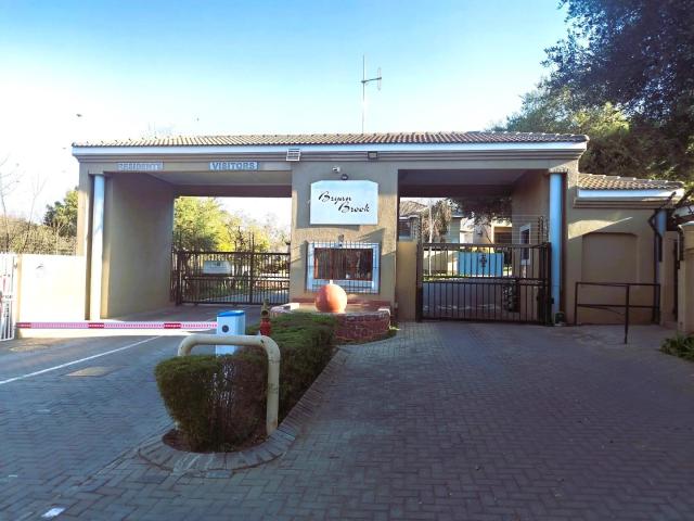Townhouse for rent in Paulshof, Sandton