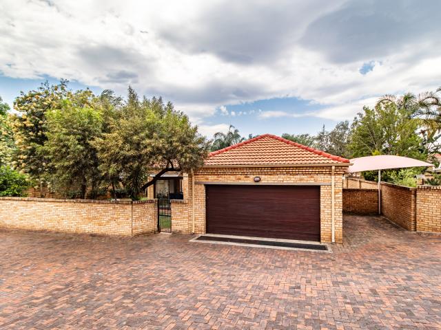 Townhouse for sale in Krugersdorp, Mogale City Local Municipality