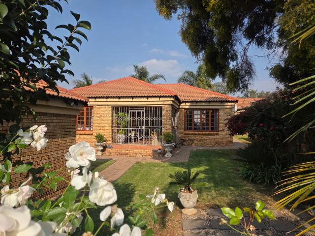 Townhouse for sale in Krugersdorp, Mogale City Local Municipality