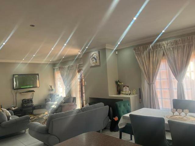 Townhouse for rent in Waterkloof, Gauteng