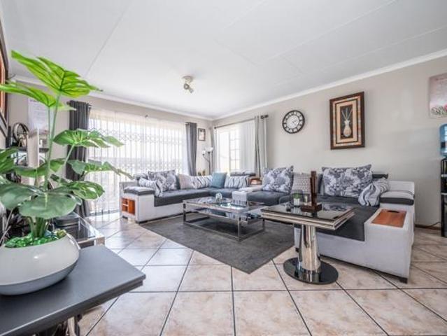 Townhouse for sale in West Rand Garden estates, Westonaria Local Municipality