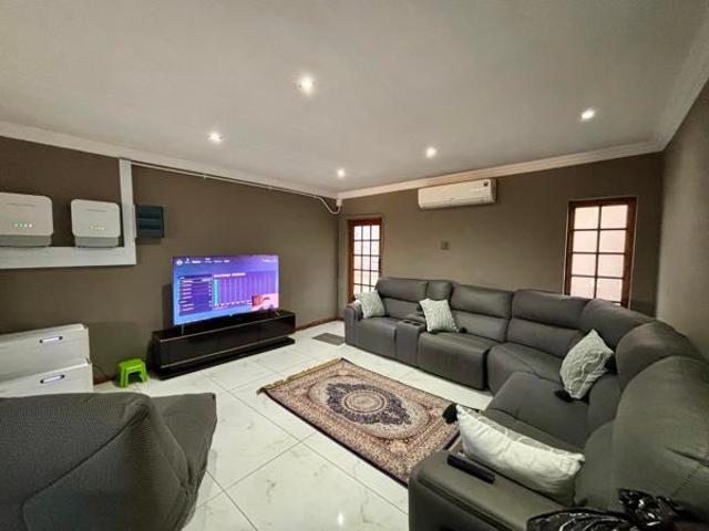 Townhouse for rent in Vosloorus, Gauteng