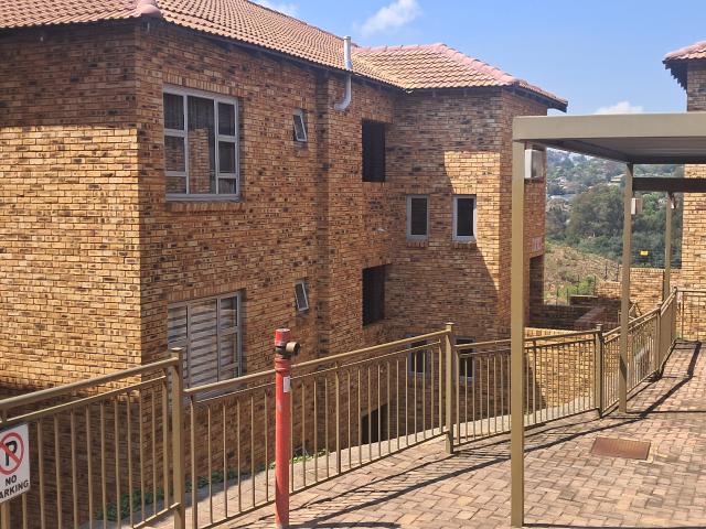 Townhouse for rent in Krugersdorp, Mogale City Local Municipality