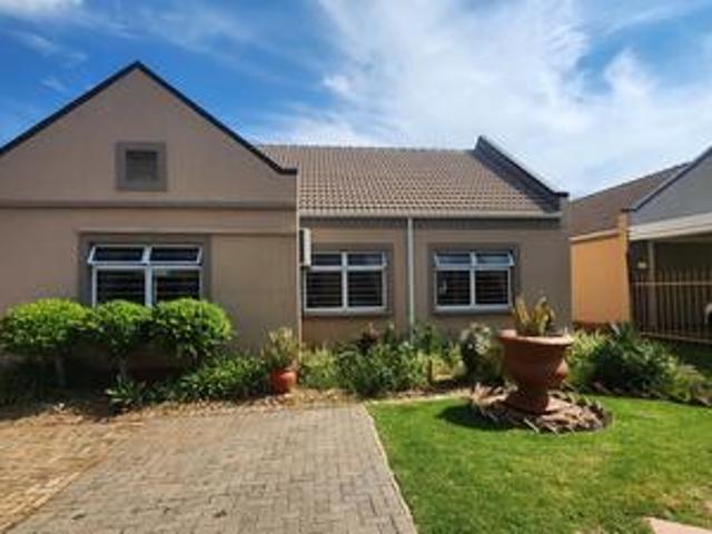Townhouse for sale in Waterkloof, Gauteng