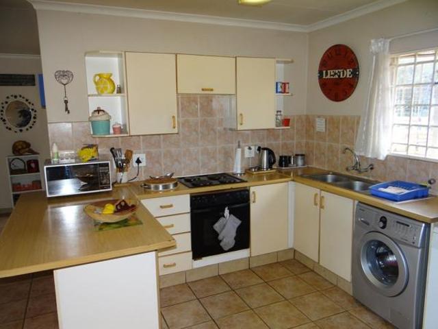 Townhouse for rent in Waterkloof, Gauteng