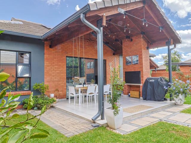 Townhouse for sale in Waterkloof, Gauteng