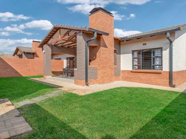 Townhouse for rent in Waterkloof, Gauteng