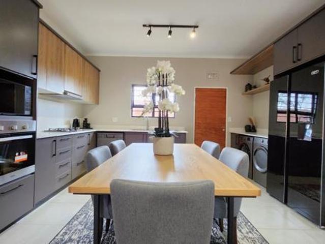 Townhouse for rent in Waterkloof, Gauteng