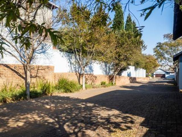Townhouse for rent in Waterkloof, Gauteng