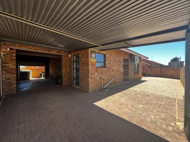 Townhouse for sale in Frances Baard, Northern Cape
