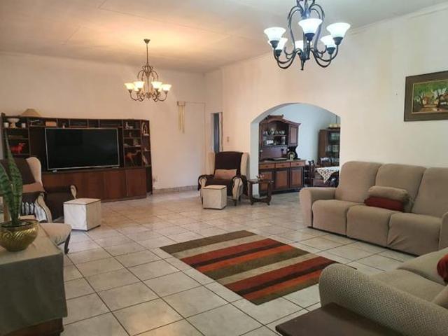 Townhouse for rent in Waterkloof, Gauteng