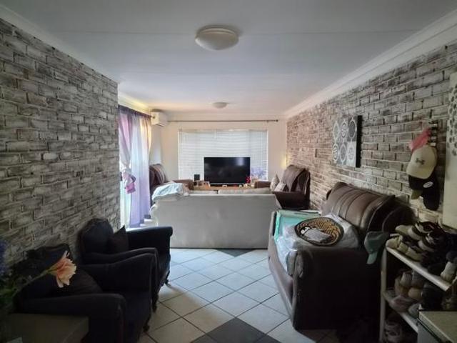 Townhouse for rent in Rustenburg Local Municipality, Bojanala Platinum District Municipality