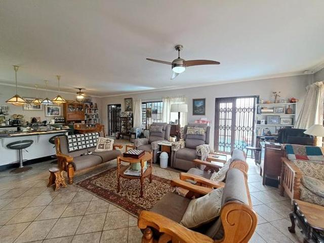 Townhouse for sale in Scottburgh, uMdoni Local Municipality