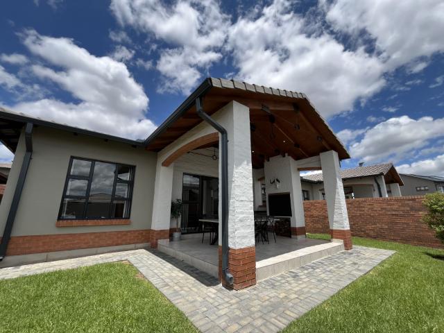 Townhouse for sale in Waterkloof, Gauteng