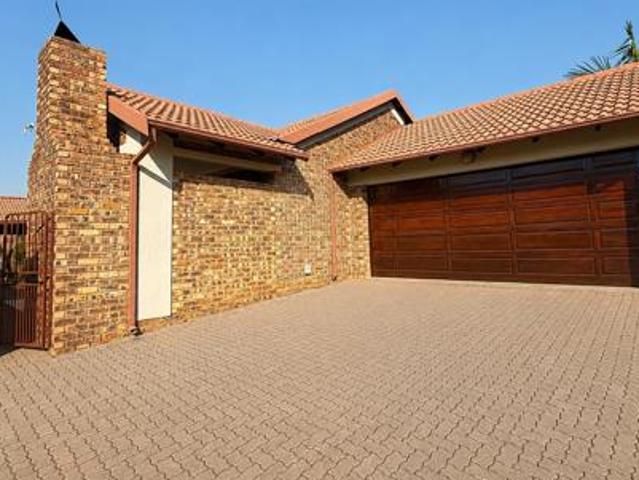 Townhouse for rent in Waterkloof, Gauteng