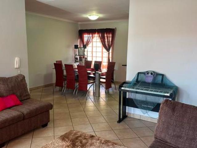 Townhouse for rent in Waterkloof, Gauteng