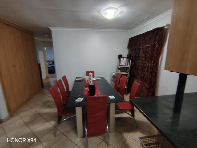 Townhouse for rent in Waterkloof, Gauteng