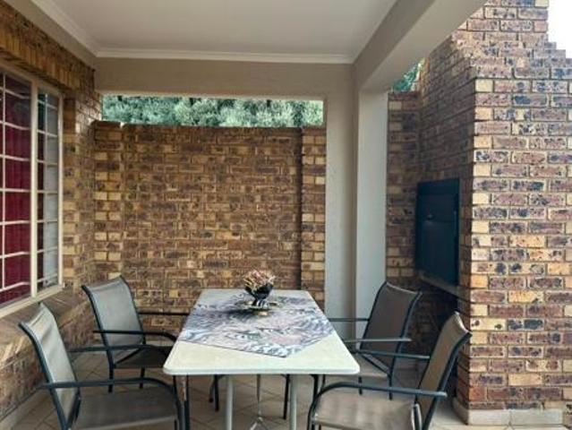 Townhouse for rent in Waterkloof, Gauteng
