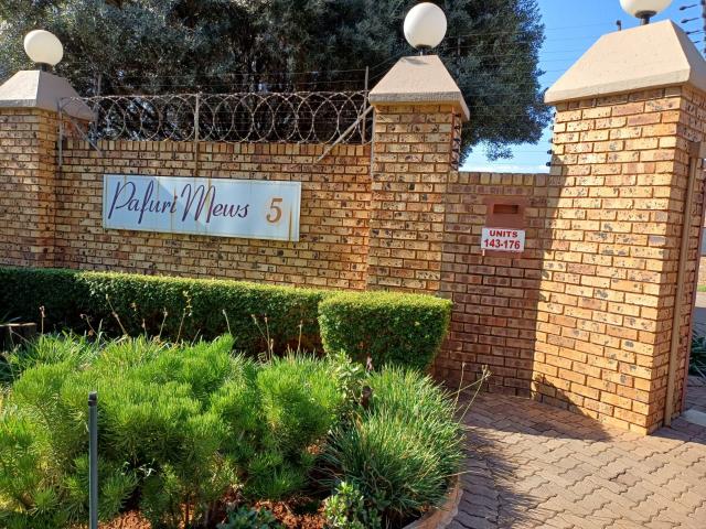 Townhouse for rent in Waterkloof, Gauteng