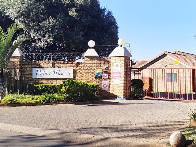Townhouse for rent in Waterkloof, Gauteng