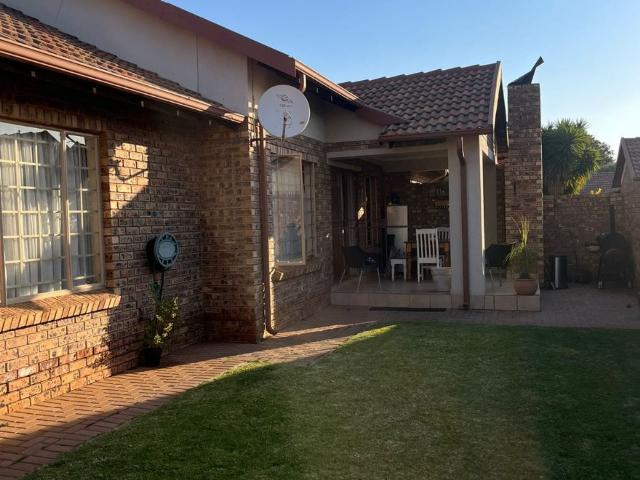 Townhouse for rent in Waterkloof, Gauteng