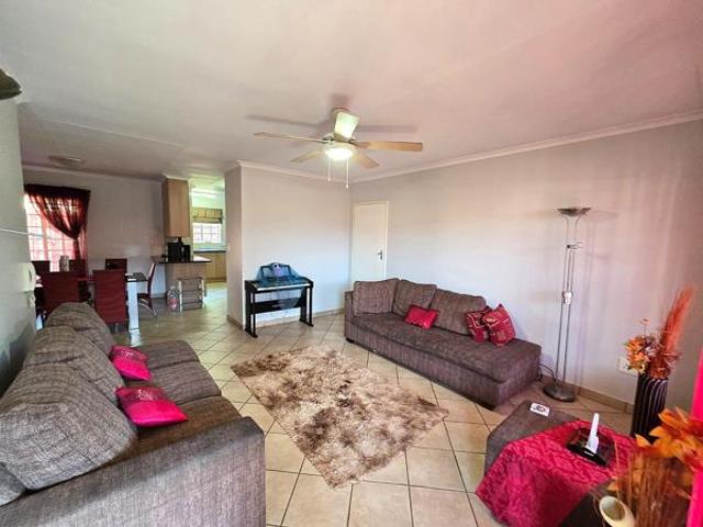 Townhouse for rent in Waterkloof, Gauteng