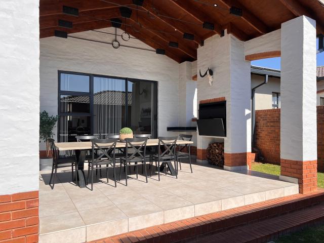 Townhouse for sale in Waterkloof, Gauteng