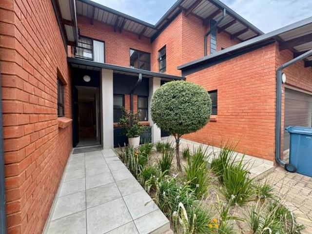 Townhouse for rent in Waterkloof, Gauteng