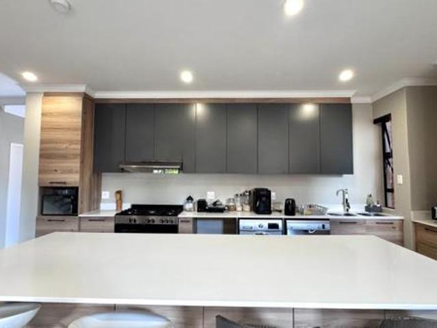 Townhouse for rent in Waterkloof, Gauteng