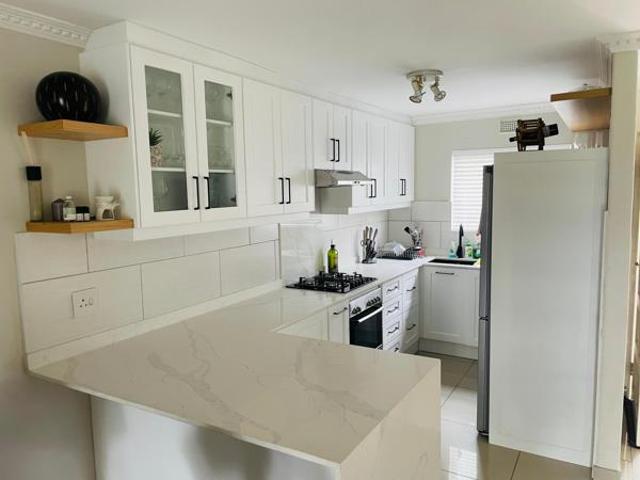 Townhouse for rent in Seaview, Kwazulu-natal