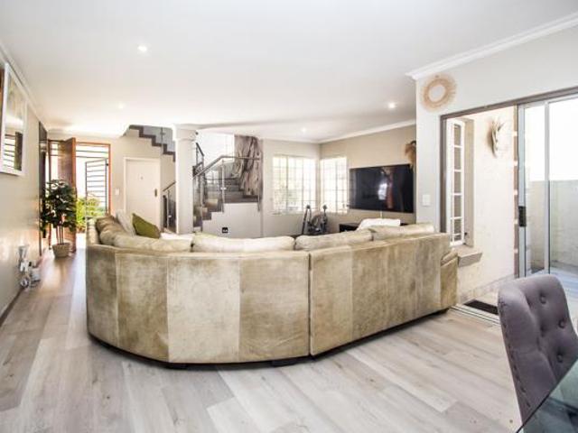 Townhouse for rent in Waterkloof, Gauteng