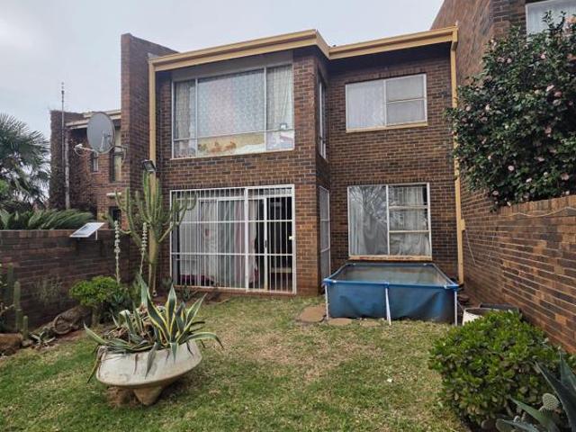 Townhouse for sale in Dr Kenneth Kaunda, North West