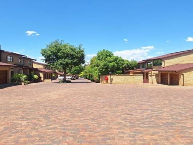 Townhouse for rent in Vosloorus, Gauteng
