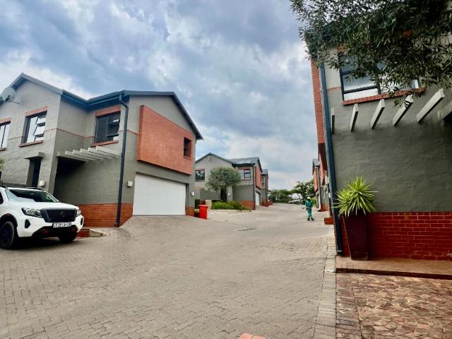 Townhouse for rent in Waterkloof, Gauteng