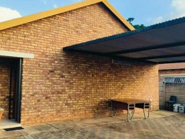 Townhouse for rent in Waterkloof, Gauteng