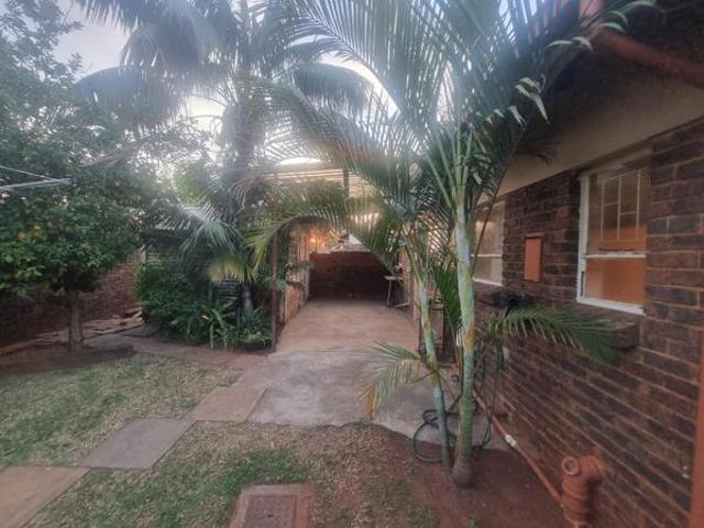 Townhouse for rent in Waterkloof, Gauteng