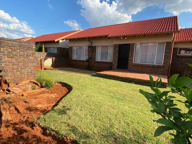 Townhouse for rent in Akasia, Gauteng