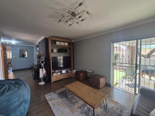 Townhouse for rent in Waterkloof, Gauteng
