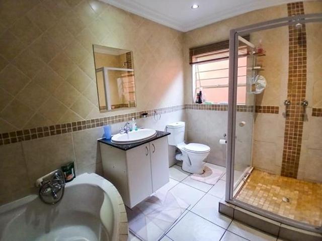 Townhouse for rent in Waterkloof, Gauteng